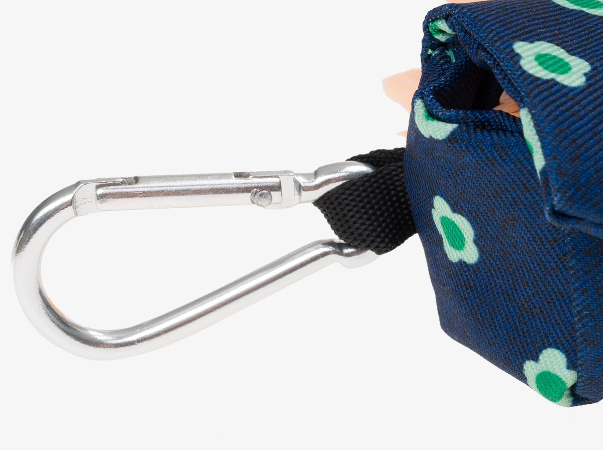 Pochette pour sacs à crottes denim bleu brut à fleurs.