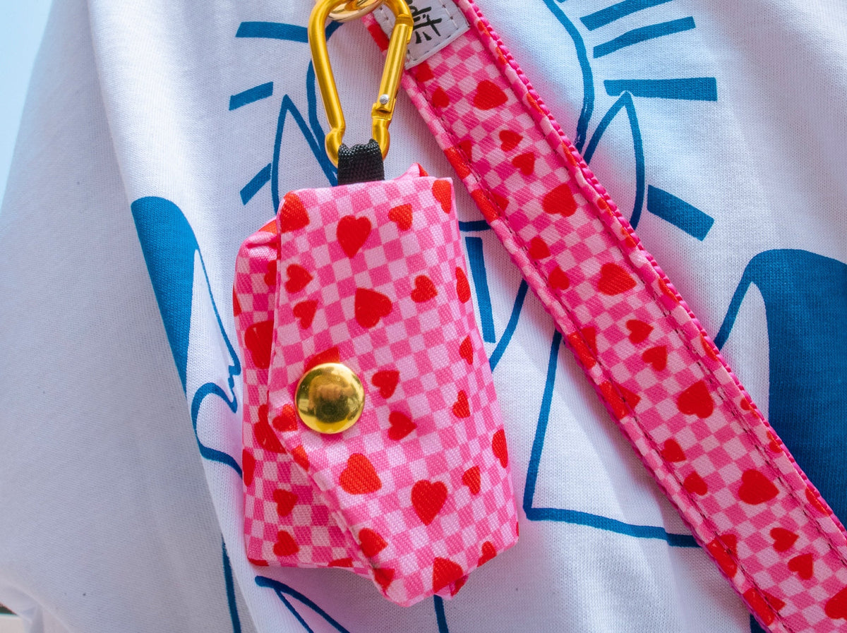 Pochette pour sacs à crottes imprimé à carreaux roses et coeurs rouges